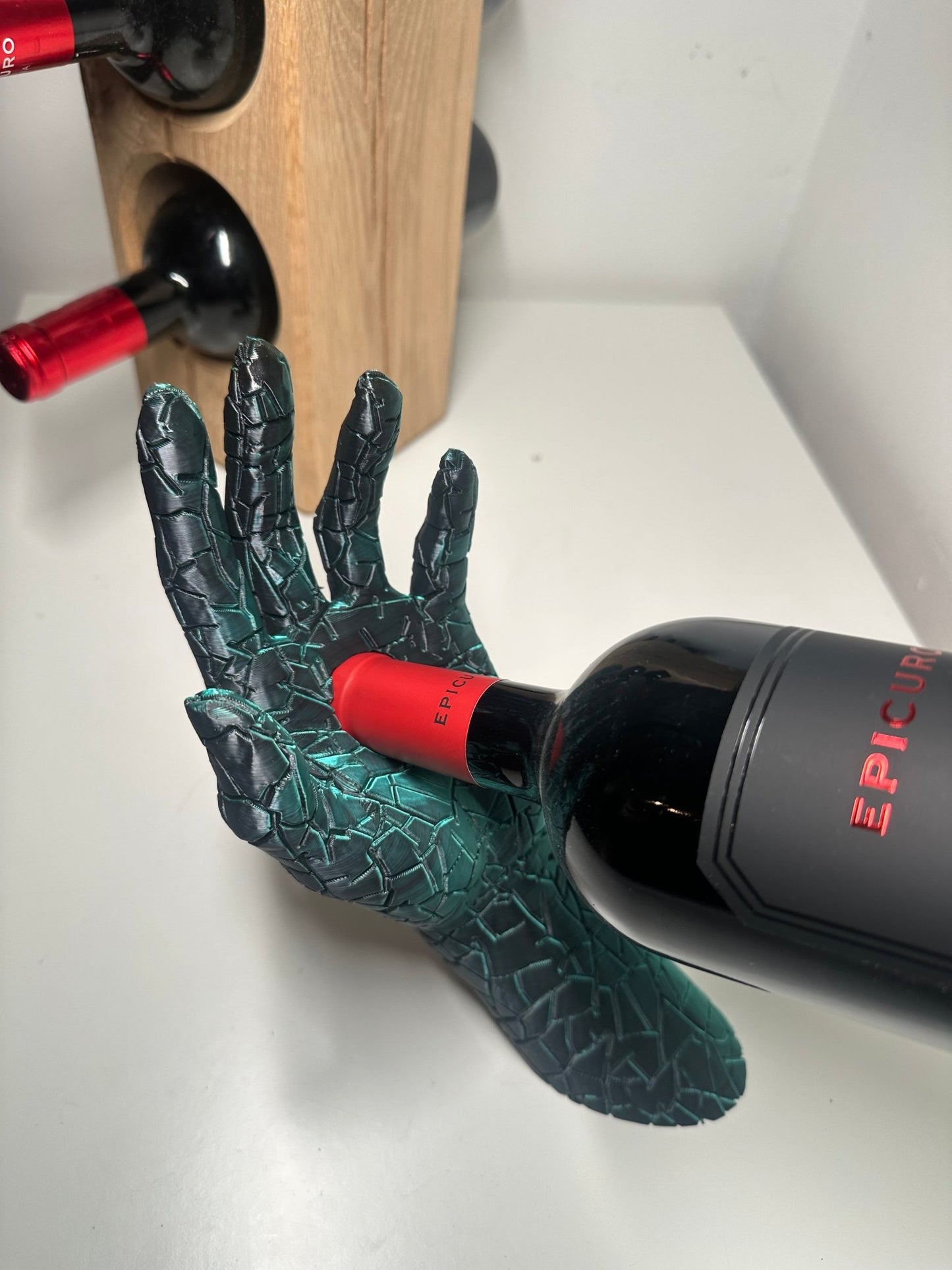 Einzigartiger Weinhalter in Unterarm - Design – Natürlich - de Nicolo Design