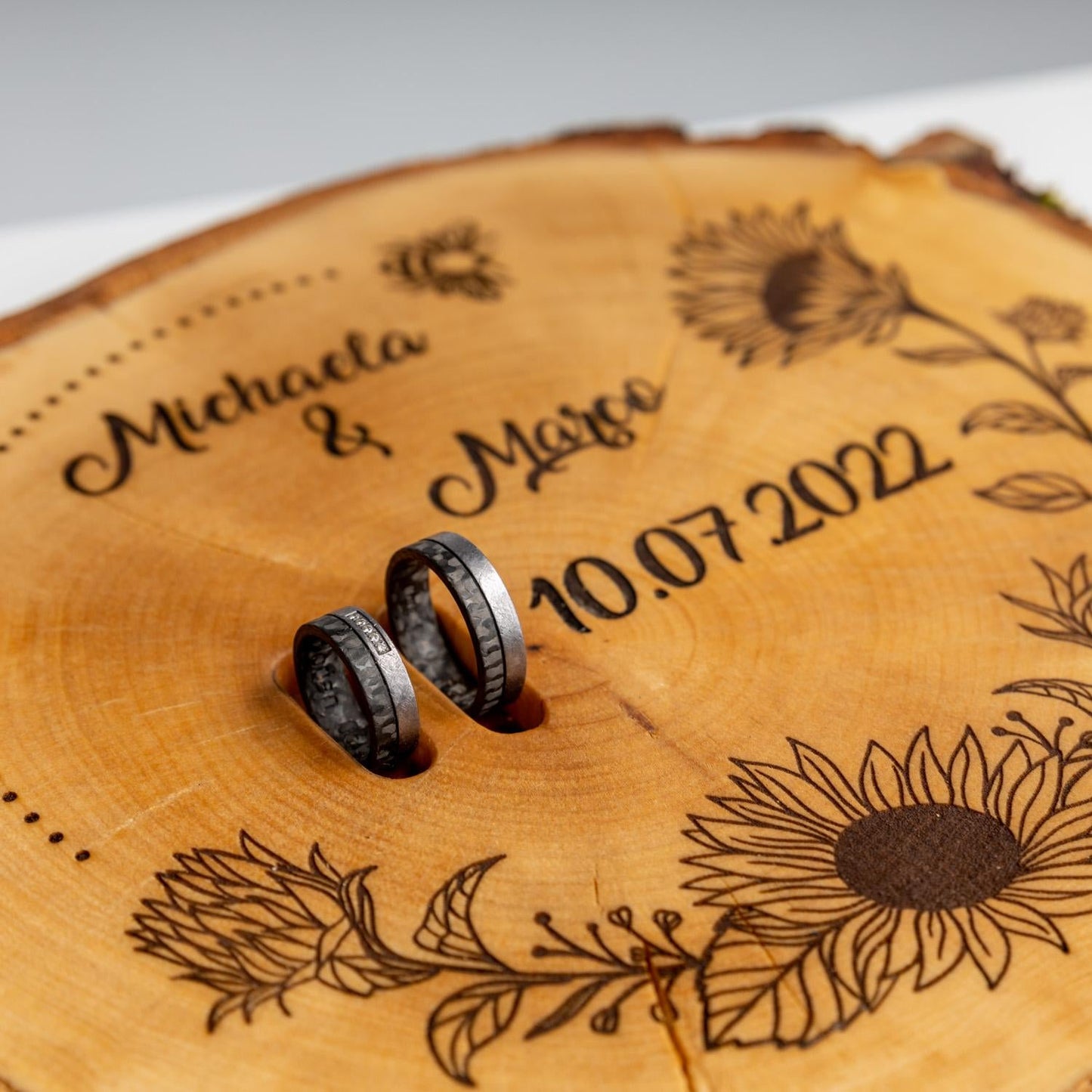 Ringkissen Holz personalisiert mit Name und Datum “Baumscheibe”- - de Nicolo Design